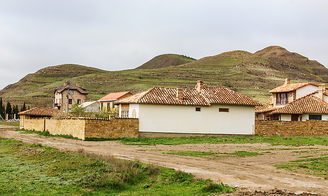 포토 JPG 해외이미지 나무 공원 유럽 도로 여행 자연 하늘 산 주택 파노라마 사람없음 야외 초록색 파란색 뷰티 여행객 마을 계곡 봄 하이킹 시골 숲 언덕 시골집 전나무 내추럴 전국 절정 해외202309 해외포토 식물 계절 공공시설 나라 길 컬러 교통시설 레저 촬영기법 사람 건물 생태계 파일형식