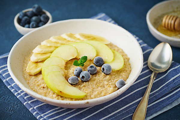 포토 JPG 해외이미지 음식 바나나 사람없음 숟가락 아침식사 사과 냅킨 블루베리 슬라이스 오트밀 해외202309 해외포토 과일 수저 식사 파일형식 귀리