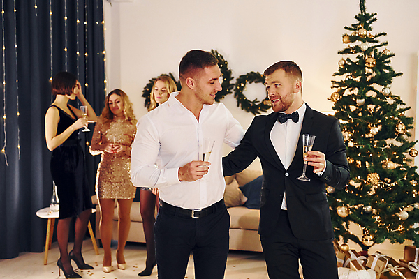 포토 JPG 해외이미지 전신 서양인 원피스 여자 남자 실내 들기 정장 여러명 상반신 성인 앞모습 옆모습 크리스마스트리 파티 샴페인 연말 성인만 해외202309 해외포토 외국인 옷 뷰포인트 다수 크리스마스 모션 주류 사람 이벤트 내부 파일형식