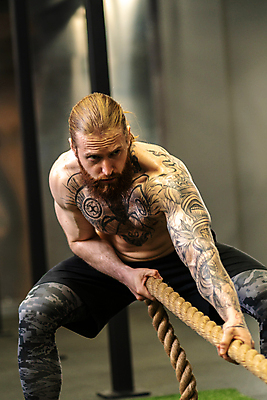 포토 JPG 해외이미지 백인 직업 라이프스타일 손 남자 밧줄 백그라운드 운동화 비즈니스 수염 실내 건강 한명 서기 사람 성인 힘 경쟁 에너지 도전 흰색 업무 비즈니스맨 당기기 결심 라이벌 노력 고립 복근 투쟁 혼자 해외202309 해외포토 서양인 1 줄 컬러 신발 컨셉 모션 근육 내부 생활 신체부위 작업 직장인 파일형식