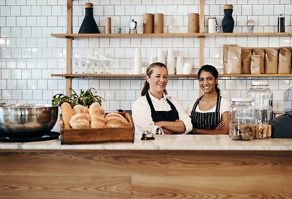 포토 JPG 해외이미지 응시 여자 사업가 성공 성인 두명 앞모습 팔짱 상점 카페 사장 직원 자영업 성인여자만 소상공인 해외202309 해외포토 직업 시선 뷰포인트 컨셉 비즈니스 모션 사람 경제 상인 여자만 성인만 파일형식