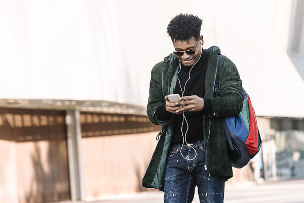 포토 JPG 해외이미지 학생 라이프스타일 남자 행복 음악 이어폰 흑인 인터넷 통신 모바일 한명 웃음 사람 성인 스마트폰 핸드폰 걷기 검은색 헤드폰 듣기 도시 메시지 시원함 전화기 오디오 부름 문자메시지 채팅 해외202309 해외포토 서양인 1 감정 컬러 음향기기 모션 문화예술 표정 생활 전자제품 스마트기기 파일형식