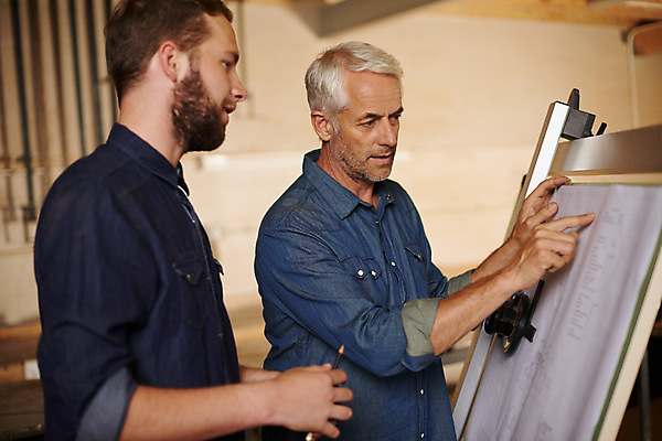 포토 JPG 해외이미지 백인 직업 디자인 남자 산업 아들 비즈니스 건축양식 사업가 설계 노동자 함께함 실내 사람 성인 두명 업무 작업 엔지니어 아빠 계획 건축가 디자이너 목수 측정 장인 공학 문제해결 프로젝트 견습기간 중소기업 해외202309 해외포토 서양인 교육 건축 컨셉 회사 가족 내부 기술자 파일형식