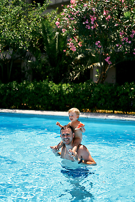 포토 JPG 해외이미지 백인 어린이 음식 조각 잎 2 가족 휴가 수박 관리 서기 미소 두명 초록색 기쁨 젖음 아빠 닫기 작음 어깨 걸음마 해외202309 해외포토 서양인 식물 감정 컬러 과일 관계 모션 표정 사람 신체부위 크기 파일형식