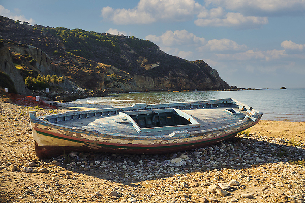 포토 JPG 해외이미지 계절 바다 여행 자연 하늘 아침 휴가 휴식 파노라마 풍경 사람없음 야외 가로 물 여름 파란색 햇빛 태양 뷰티 여행객 맑음 이탈리아 보트 지중해 깨짐 비어있는 해외202309 해외포토 주간 자연요소 유럽 컬러 컨셉 배_교통 날씨 촬영기법 사람 생태계 파일형식