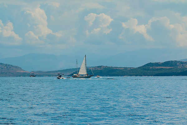 포토 JPG 해외이미지 라이프스타일 호수 파도 바다 섬 여행 요트 교통시설 모션 자연 하늘 낚시 휴가 항해 사람없음 물 파란색 태양 뷰티 반사 항구 기쁨 흰색 만 보트 고급 크루즈 지중해 함선 장면 모터 수평선 해외202309 해외포토 자연요소 감정 컬러 교통 컨셉 배_교통 레저 생활 시설 생태계 파일형식