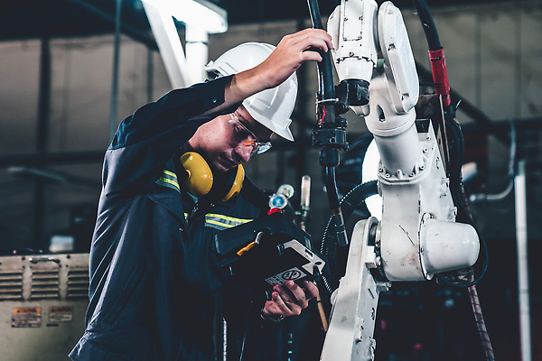 포토 JPG 해외이미지 남자 산업 공장 노동자 작업복 한명 들기 상반신 성인 기계 과학기술 잡기 작업 엔지니어 안전모 컨트롤 프로그래밍 성인남자한명만 내려보기 해외202309 해외포토 직업 1 옷 공업 모션 기술 사람 기술자 헬멧 안전장비 개발 남자한명만 성인남자만 파일형식