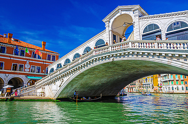 포토 JPG 해외이미지 전통 외관 유럽 문화 여행 건축양식 하늘 주택 항해 풍경 사람없음 건물 물 파란색 도시풍경 컬러풀 뷰티 이탈리아 낭만 도시 보트 센터 중세 역사 곤돌라 수로 운하 장면 베네치아 타운 랜드마크 옛날 채널 해외202309 해외포토 자연요소 건축물 건축 나라 컬러 컨셉 배_교통 파일형식