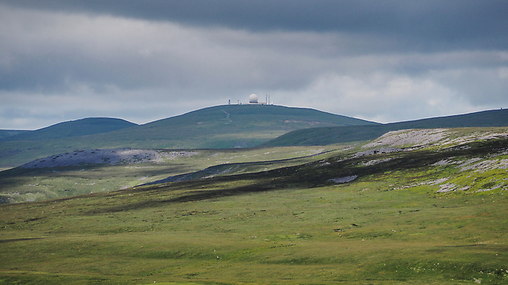 포토 JPG 해외이미지 여행 자국 자연 하늘 잉글랜드 안전 풍경 사람없음 야외 여행객 걷기 계곡 하이킹 흰색 시골 큼 오솔길 언덕 항공 지역 멀리 네비게이션 고립 선로 컴브리아주 해외202309 해외포토 길 컬러 모션 레저 영국 사람 크기 생태계 파일형식