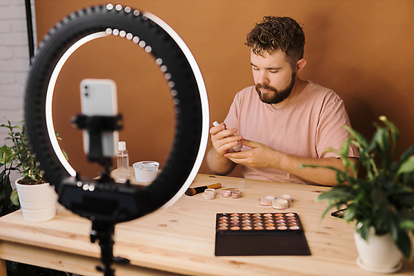 포토 해외이미지 남자 중년 전등 실내 한명 상반신 앞모습 스마트폰 화장 화장용품 방송 화장대 과정 리뷰 소셜네트워크 중년남자한명만 크리에이터 뷰티크리에이터 1인미디어 영상촬영 해외202309 해외포토 직업 1 뷰포인트 가구 컨셉 조명 사람 성인 내부 핸드폰 스마트기기 뷰티 촬영 미용용품 남자한명만 중년남자만 파일형식