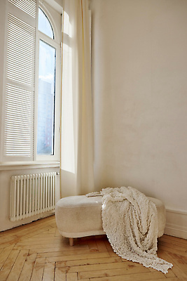 포토 JPG 해외이미지 주간 디자인 가구 의자 창문 아침 부동산 아파트 주택 실내 따뜻함 사람없음 내부 세로 빛 햇빛 방 직물 블라인드 재산 플랫 담요 부드러움 대출 라디에이터 파케트 안락 해외202309 해외포토 자연요소 생활용품 컨셉 건물 금융 태양 커튼 감각 파일형식