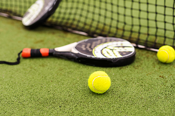 포토 JPG 해외이미지 스포츠 백그라운드 잔디 사람없음 야외 테니스 라켓 테니스용품 테니스공 오브젝트 해외202309 해외포토 식물 스포츠용품 공 구기 파일형식