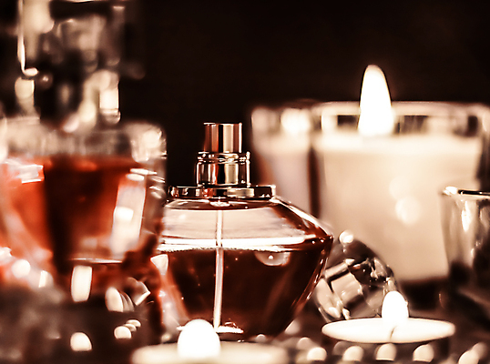 포토 JPG 해외이미지 초 촛불 유리 사람없음 투명 분위기 고급 향수 보케 향수병 해외202309 해외포토 컨셉 재질 화장품 병_담는 파일형식