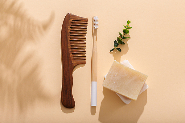 포토 JPG 해외이미지 사람없음 재활용 머리빗 칫솔 오브젝트 비누 천연비누 친환경제품 제로웨이스트 해외202309 해외포토 위생용품 그린캠페인 미용용품 사회이슈 친환경 파일형식