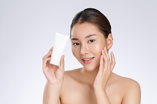 포토 JPG 해외이미지 여자 한명 들기 동양인 손짓 상반신 성인 앞모습 화장품 성인여자한명만 해외202309 해외포토 1 뷰포인트 모션 사람 인종 뷰티 여자한명만 성인여자만 파일형식