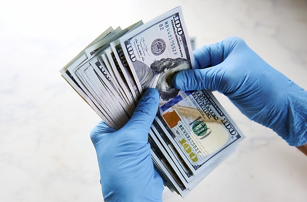 포토 JPG 해외이미지 손 남자 백그라운드 컨셉 지폐 돈 비즈니스 병원 안전 사람 사람없음 금융 파란색 약 유행 달러 저축 의사 흰색 잡기 업무 재산 보호 질병 위험 자르기 사인 주기 투자 계산서 고립 라텍스 부정부패 전염병 카운트 사스 코로나바이러스 해외202309 해외포토 컬러 의학 모션 신체부위 경제 의료진 작업 바이러스 파일형식