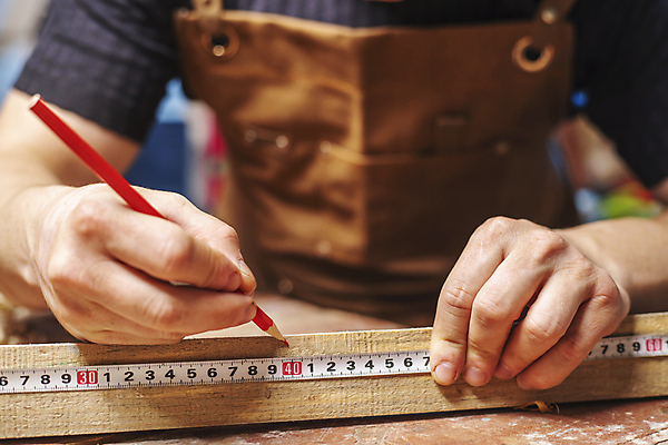 포토 JPG 해외이미지 백인 직업 손 남자 산업 가구 탁자 노동자 주택 실내 자 사람 사람없음 목재 연필 장비 공구 업무 작업실 수리 널 자르기 목수 측정 테이프 목공예 장인 잡동사니 DIY 계약자 공예가 수목 업그레이드 작업대 재주꾼 조작 프로젝트 해외202309 해외포토 서양인 나무 생활용품 재료 모션 문구용품 학용품 취미 내부 건물 신체부위 필기구 도구 작업 공예 계약 파일형식