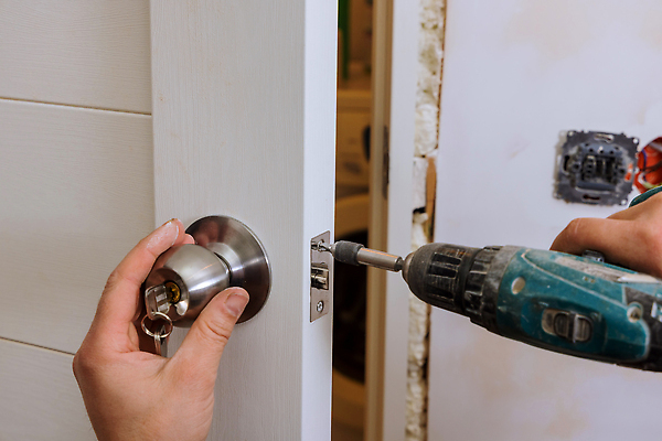 포토 JPG 해외이미지 손 산업 노동자 아파트 주택 손잡이 한명 내부 건물 문 장비 공구 드라이버 수리 목수 잠금 목공예 고정 국회 조립 건축업자 계약자 공예가 설치 재주꾼 조작 해외202309 해외포토 직업 1 건축물 건축 사람 신체부위 도구 공예 계약 보안 파일형식