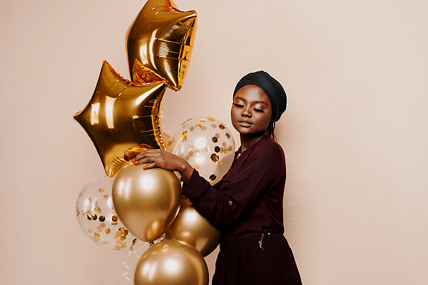 포토 JPG 해외이미지 백인 모델 라이프스타일 여자 행복 감정 분홍색 백그라운드 휴가 기념 실내 발렌타인데이 선물 한명 미소 사람 파란색 뷰티 파티 검은색 축하 생일 우아함 이슬람교 긍정 풍선 고립 헬륨 스타일 많음 해외202309 해외포토 서양인 1 기념일 종교 컬러 컨셉 데이이벤트 표정 이벤트 내부 생활 원소 파일형식