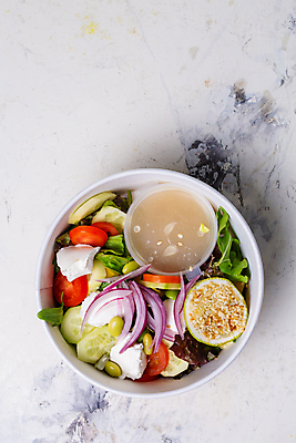 포토 JPG 해외이미지 전통 접시 음식 백그라운드 잎 다이어트 토마토 채소 치즈 건강 육류 요리 사람없음 가로 빨간색 초록색 컬러풀 식사 저녁식사 이탈리아 샐러드 흰색 신선 맛 정상 상추 굽기 먹기 허브 바질 점심식사 채식주의자 맛있는 해외202309 해외포토 식물 식기 유럽 컬러 컨셉 식재료 모션 유제품 구이 채식 파일형식