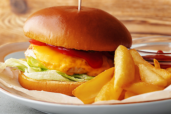 포토 JPG 해외이미지 접시 사람없음 갈색 감자튀김 햄버거 양상추 케첩 패티 이쑤시개장식 종이호일 해외202309 해외포토 식기 컬러 채소 감자 패스트푸드 장식 튀김 소스_음식 이쑤시개 파일형식