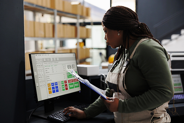 포토 JPG 해외이미지 응시 여자 흑인 노동자 실내 한명 들기 상반신 성인 옆모습 컴퓨터 작업 물류창고 체크리스트 성인여자한명만 해외202309 해외포토 서양인 직업 1 시선 뷰포인트 모션 사람 내부 전자제품 창고 여자한명만 성인여자만 파일형식