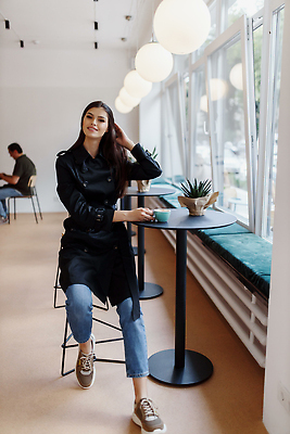 포토 JPG 해외이미지 백인 1 라이프스타일 응시 여자 행복 커피 음료 인터넷 통신 창문 모바일 휴식 실내 대화 한명 사람 앉기 동양인 성인 컵 노트북 스마트폰 핸드폰 컴퓨터 뷰티 알약 상점 식당 카페 흰색 잡기 도시 뜨거움 에스프레소 단절 힙스터 해외202309 해외포토 서양인 식기 시선 패션 감정 컬러 컨셉 모션 말하기 인종 내부 생활 전자제품 스마트기기 약 파일형식