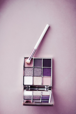포토 JPG 해외이미지 사람없음 화장품 화려 팔레트 오브젝트 눈화장 아이섀도 메이크업브러쉬 보라색배경 섀도우팔레트 해외포토 백그라운드 컨셉 화장 뷰티 보라색 붓 파일형식