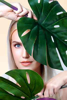 포토 JPG 해외이미지 여자 한명 상반신 성인 앞모습 금발 화장 뷰티 우아함 피부 야자수잎 성인여자한명만 해외포토 1 헤어스타일 뷰포인트 컨셉 잎 사람 신체부위 여자한명만 성인여자만 파일형식