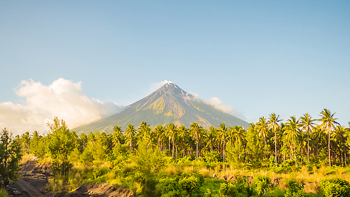 포토 JPG 해외이미지 모양 아시아 여행 자연 산 흡연 손바닥 동양인 사람없음 파란색 뷰티 환경 동남아시아 시골 만 폭발 화산 분화구 용암 원뿔 대칭 랜드마크 재 절정 해외202309 해외포토 도형 손 나라 컬러 담배 인종 생태계 파일형식