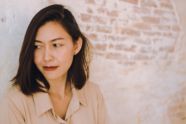 포토 JPG 해외이미지 백인 모델 1 라이프스타일 손 여자 행복 얼굴 벽 포즈 백그라운드 신체 반바지 벽돌 갈색머리 한명 서기 미소 사람 성인 야외 여름 파란색 뷰티 유행 바위 흰색 청바지 도시 날씬함 반대 옛날 스타일 힙스터 해외202309 해외포토 서양인 헤어스타일 계절 패션 감정 컬러 바지 모션 표정 생활 신체부위 돌_바위 몸매 파일형식