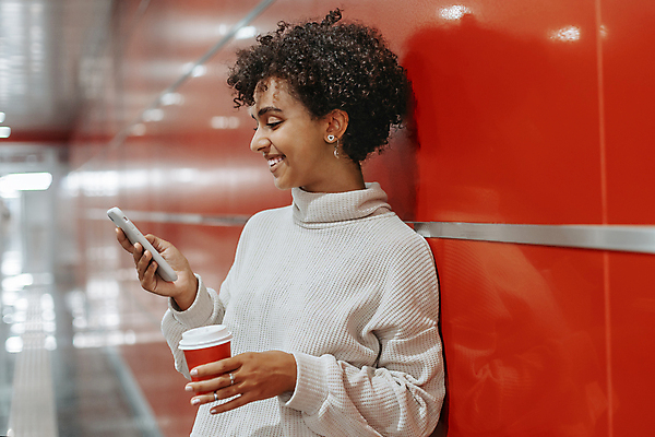 포토 JPG 해외이미지 학생 라이프스타일 응시 여자 유럽 커피 벽 여행 백그라운드 인터넷 비즈니스 통신 교통시설 모바일 실내 서기 안전 사람 두명 빨간색 스마트폰 핸드폰 도시 기다림 전철 역 연결 스마트 출퇴근 와이파이 테이크아웃 승객 지하 온라인 일반 해외202309 해외포토 시선 나라 음료 육상교통 컬러 교통 컨셉 모션 대중교통 내부 생활 전자제품 스마트기기 시설 무선인터넷 파일형식