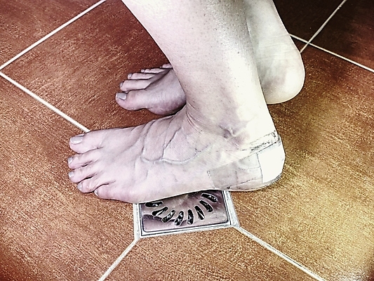 포토 JPG 해외이미지 남자 발 건강 그림자 사람없음 물 거품 고통 젖음 얼룩 거친 막대기 상처 피부 발가락 발목 정맥 고립 곰팡이 달리기선수 석고 양발 위생관리 페디큐어 해외202309 해외포토 자연요소 감정 관리 사람 신체부위 뷰티 혈관 육상선수 파일형식