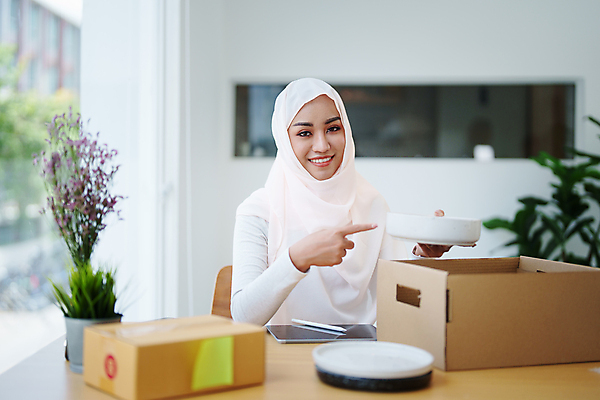 포토 JPG 해외이미지 행복 백그라운드 컨셉 회사 비즈니스 사업가 직장 한명 사람 동양인 경제 상자 사무실 상점 업무 비즈니스우먼 도자기 상품 작음 이슬람교 상인 종업원 사이버 고객 경영자 상업 패키지 소매 온라인 주인 물류 전자상거래 마케팅 매각 아랍어 프리랜서 중소기업 해외202309 해외포토 직업 1 여자 감정 종교 인종 작업 직장인 크기 리더 파일형식