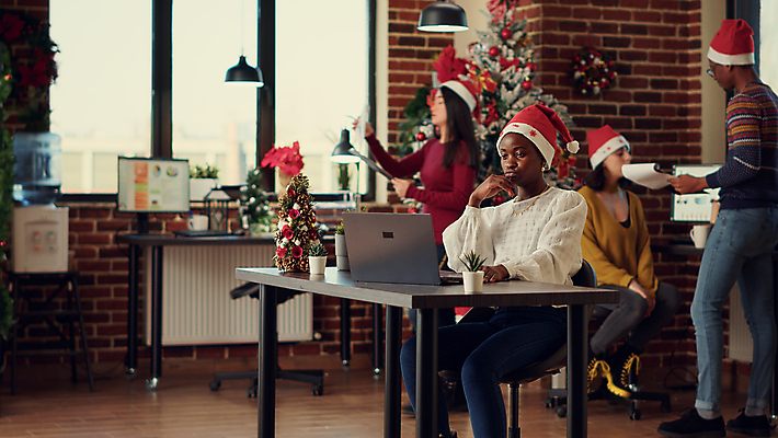 포토 JPG 해외이미지 전신 여자 남자 크리스마스 겨울 산타모자 직장 서기 앉기 손짓 여러명 상반신 성인 옆모습 뒷모습 노트북 사무실 크리스마스트리 업무 비즈니스맨 비즈니스우먼 집중 책상 동료 바쁨 성인만 해외202309 해외포토 모자_잡화 계절 기념일 뷰포인트 가구 다수 컨셉 회사 비즈니스 관계 모션 사람 전자제품 작업 직장인 파일형식