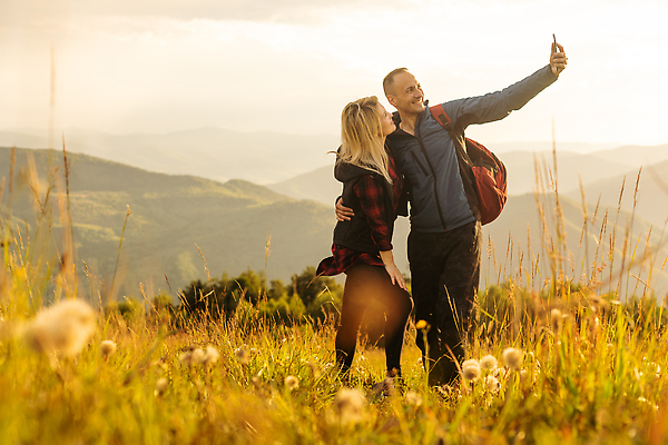 포토 JPG 해외이미지 나무 커플 여자 남자 여행 배낭 새로움 산 함께함 성인 야외 두명 여행객 하이킹 풀잎 숲 백패커 하이커 성인만 해외202309 해외포토 식물 컨셉 잎 가방 관계 레저 사람 풀_식물 파일형식