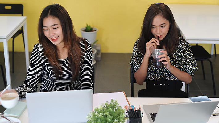 포토 JPG 해외이미지 여자 커피 앉기 상반신 성인 두명 앞모습 컵 노트북 사무실 공책 마시기 비즈니스우먼 스마트 책상 성인여자만 해외202309 해외포토 식기 음료 뷰포인트 가구 컨셉 비즈니스 모션 문구용품 사람 전자제품 직장인 여자만 성인만 파일형식