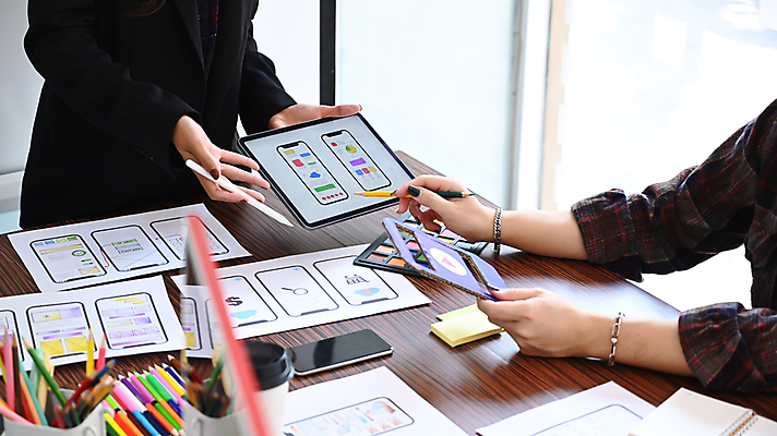 포토 JPG 해외이미지 디자인 종이 비즈니스 설계 대화 상반신 성인 두명 태블릿 계획 디자이너 책상 UI 성인만 해외202309 해외포토 직업 가구 컨셉 말하기 사람 전자제품 스마트기기 파일형식