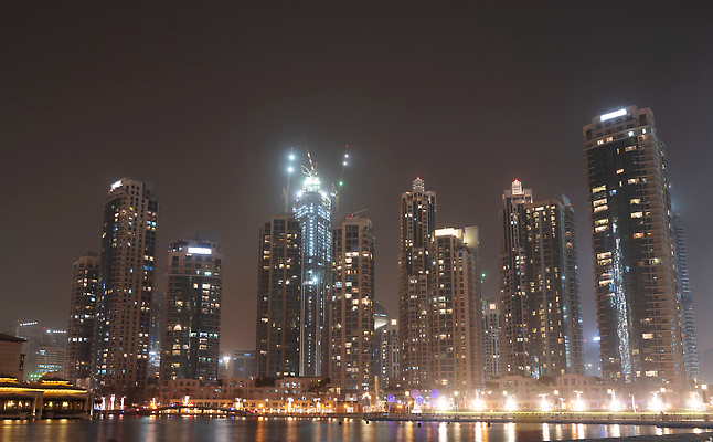 포토 JPG 해외이미지 외관 여행 비즈니스 건축양식 교통시설 하늘 호텔 미래 거리 사람없음 건물 빛 도시풍경 사무실 탑 고층빌딩 황혼 도시 고속도로 도심 야간 큼 장면 아라비아 동쪽 스카이라인 빛망울 아랍에미리트 경영 두바이 랜드마크 유흥 해외202309 해외포토 자연요소 건축물 건축 도로 교통 컨셉 중동 숙소 풍경 빌딩 일몰 크기 방향 시설 파일형식