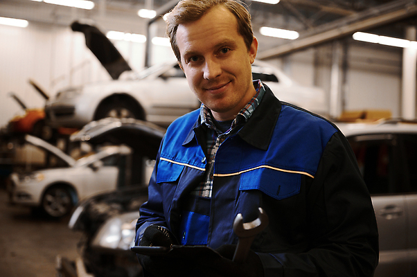 포토 JPG 해외이미지 백인 직업 산업 유니폼 자동차 노동자 기술 한명 안전 컴퓨터 상점 기구 업무 작업실 기술자 엔지니어 수리 역 확인 엔진 정비공 주인 모터 유지 격파 고용 깨짐 조율 차고 해외202309 해외포토 서양인 1 옷 육상교통 컨셉 교통시설 모션 사람 전자제품 구직 작업 채용 파일형식