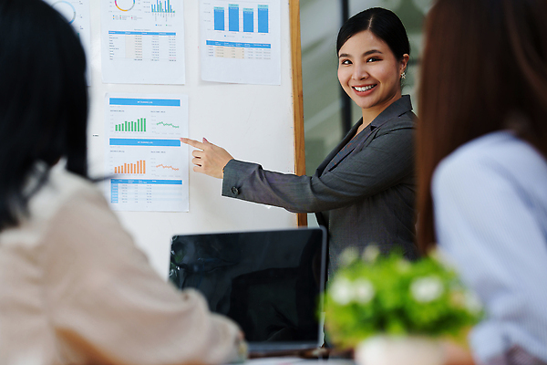 포토 JPG 해외이미지 직업 여자 남자 행복 커피 상의 비즈니스 통신 창문 노동자 창조 사람 인종 세명 친구 노트북 컴퓨터 사무실 상점 식당 방 네트워크 발표 그룹 작음 대표 토론 동료 시작 경영자 바쁨 커뮤니티 점심식사 계좌 세금 해외202309 해외포토 옷 감정 음료 관계 금융 전자제품 식사 크기 리더 파일형식