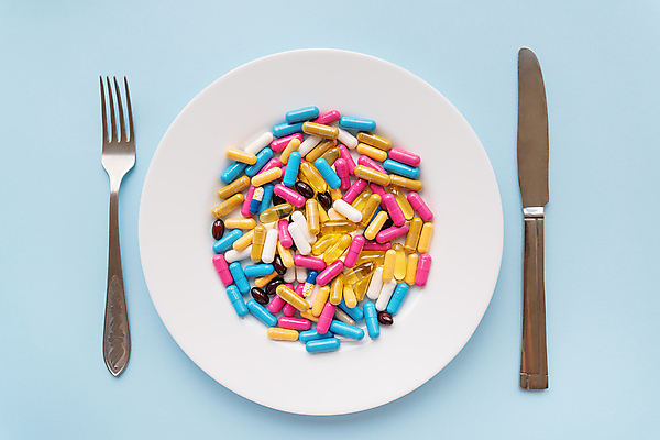 포토 JPG 해외이미지 접시 하늘색 백그라운드 포크 건강 사람없음 알약 나이프 혼합 비타민제 영양제 해외202309 해외포토 식기 파란색 약 칼 비타민 파일형식