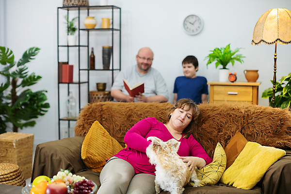 포토 JPG 해외이미지 여자 남자 아들 어린이 거실 의자 가족 베개 놀이 엄마 책장 함께함 미소 소년 장식 책 세명 학습 인테리어 소파 방 최고 구멍 아빠 개 읽기 낮잠 문학 커뮤니티 다인종 해외202309 해외포토 디자인 교육 가구 컨셉 포유류 관계 침구 모션 표정 사람 인종 잠 파일형식