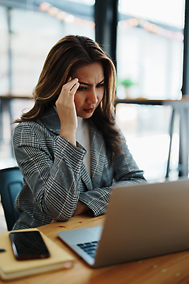 포토 JPG 해외이미지 직업 라이프스타일 응시 여자 백그라운드 비즈니스 사업가 통신 창문 주택 직장 실내 한명 사람 앉기 동양인 성인 금융 노트북 컴퓨터 뷰티 정보 업무 비즈니스우먼 전문직 종업원 불안 사이버 책상 경영자 심각 위기 조언 프로젝트 프리랜서 해외202309 해외포토 1 시선 감정 가구 컨셉 회사 모션 인종 내부 건물 생활 경제 전자제품 작업 직장인 리더 파일형식