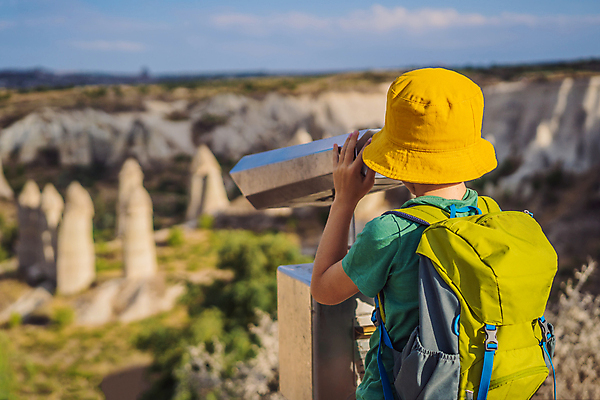 포토 JPG 해외이미지 남자 여행 배낭 한명 소년 상반신 야외 뒷모습 아웃포커스 관광지 망원경 소년한명만 튀르키예 해외202309 해외포토 1 아시아 어린이 뷰포인트 가방 촬영기법 사람 남자한명만 소년만 파일형식