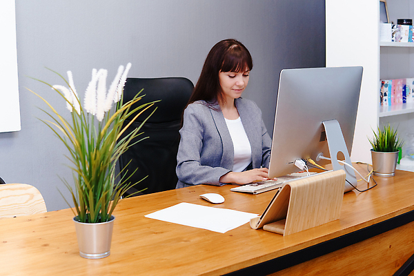 포토 JPG 해외이미지 식물 직업 라이프스타일 여자 행복 컬러 비즈니스 사업가 통신 청소년 설계 갈색머리 직장 실내 한명 사람 노트북 학습 컴퓨터 사무실 유행 재킷 회색 작업 비즈니스우먼 엔지니어 재산 고급 우아함 전문직 책상 미녀 경영자 온라인쇼핑 전자상거래 마케팅 블로거 소셜미디어 스타일 중소기업 해외202309 해외포토 1 헤어스타일 교육 감정 가구 컨셉 회사 내부 생활 금융 전자제품 쇼핑 외투 직장인 기술자 미인 리더 온라인 파일형식