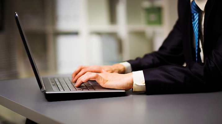 포토 JPG 해외이미지 손 디자인 교육 남자 컬러 컨셉 인터넷 비즈니스 손가락 탁자 미래 새로움 사람 앉기 사람없음 노트북 빛 스터디 컴퓨터 사무실 반사 유행 디지털 모니터 공책 웹 거울 흰색 키보드 업무 비즈니스맨 이메일 시원함 손목시계 책상 만족 전자 팔 타입 얇은 해외202309 해외포토 감정 시계 가구 장신구 모션 문구용품 신체부위 전자제품 학습 작업 직장인 파일형식