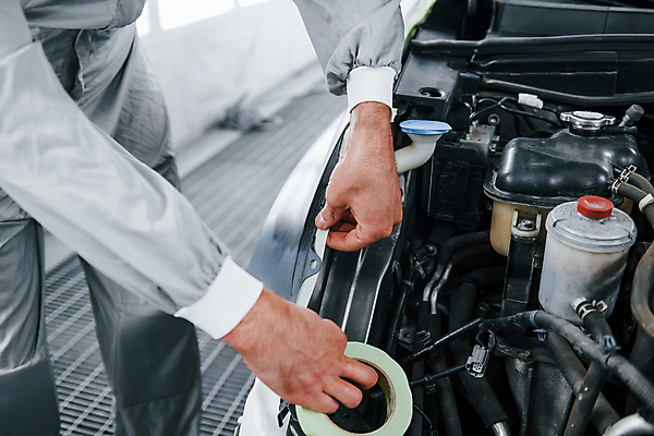 포토 JPG 해외이미지 남자 자동차 한명 성인 앞모습 하반신 작업 기술자 열정 테이프 정비공 도색 도색공 붙이기 자동차정비 정비소 성인남자한명만 해외202309 해외포토 직업 1 감정 육상교통 뷰포인트 모션 문구용품 사람 수리 남자한명만 성인남자만 파일형식
