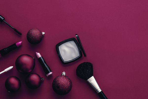 포토 JPG 해외이미지 사람없음 하이앵글 화장품 자주색 오브젝트 메이크업브러쉬 오너먼트 카피스페이스 해외202309 해외포토 뷰포인트 컬러 크리스마스장식 뷰티 공백 붓 파일형식
