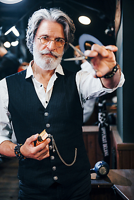 포토 JPG 해외이미지 백인 노년 남자 한명 들기 상반신 앞모습 미용실 미용사 콧수염 턱수염 이발소 미용가위 바리깡 이발사 노인남자한명만 안경낌 해외202309 해외포토 서양인 직업 1 안경 뷰포인트 모션 수염 가위_도구 사람 성인 미용용품 뷰티샵 남자한명만 노인남자만 파일형식